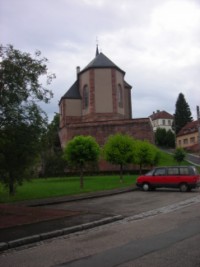 Dans le village de Schorbach, le clocher de l'église Saint-Rémi constitue le vestige d'un édifice consacré en 1143.