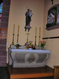 L'autel latéral droit de l'église Saint-Rémi de Schorbach est dédié à saint Joseph.