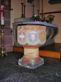 Les fonts baptismaux datent de 1923 et sont datés devant l'autel latéral droit.
