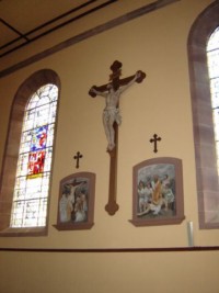 Le Christ en Croix occupe le mur Sud de la nef.