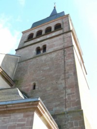 La tour-clocher quadrangulaire date du XIIe siècle et est restaurée en 1774.