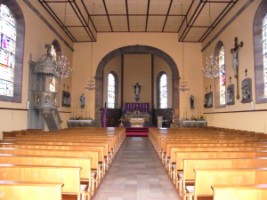 Le mobilier intérieur de l'église Saint-Rémi a été fortement endommagé par la seconde guerre mondiale et la dérive iconoclaste des années suivant le concile Vatican II.