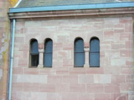 Les fenêtres de l'église Saint-Rémi sont décorées avec des figures grotesques rapellant celles de l'ossuaire voisin.