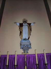 Une statue du Sacré-Cœur trône au centre du chœur, au-dessus du maître-autel.