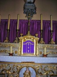 Le tabernacle est posé sur le maître-autel de l'église de Schorbach.