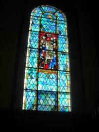 Un vitrail représente la Sainte-Cène.