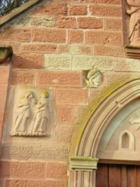 De nombreux remplois de fragments de croix monumentales sont intégrés dans la façade antérieure de la chapelle.