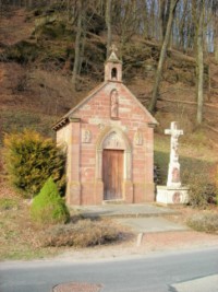 Située à l'entrée du village vers le moulin de l'Ochsenmühle, la Felsenkapelle ou chapelle des rochers date de 1872.