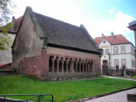 L'ossuaire de l'église de Schorbach, paroisse-mère de bon nombre de villages du Bitscherland jusqu'au début du XIXe siècle, a accueilli des ossements du XIIe au XVIIIe siècle.