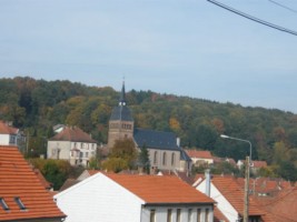 Dans la paisible vallée du Schorbach : l'église Saint-Rémi, entourée du cimetière, est posée sur un éperon rocheux, nommé localement Heidenhûbel ou butte des païens.