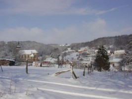 Le village et l'église Saint-Rémi en hiver.