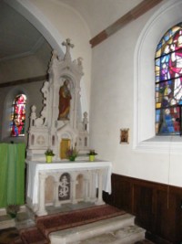 L'autel latéral droit est dédié à saint Joseph.
