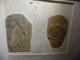 Le bas-relief représentant les armoiries.