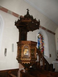 La chaire à prêcher de l'église Sainte-Élisabeth de Sturzelbronn, en chêne taillé, date du début du XXe siècle et présente les symboles des quatre Saints Évangélistes sur les panneaux de la cuve, peints en polychromie.
