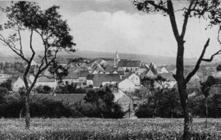 Panorama du village d'Achen et de l'église Saint-Pierre au début du XXe siècle.