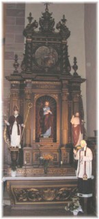 L'ateul latéral droit est dédié à saint Joseph.