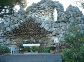 Une réplique de la grotte de Lourdes est érigée dans le village.