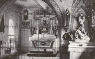 L'intérieur de la chapelle Sainte-Vérène d'Enchenberg au début du XXe siècle. L'ancien retable a été dérobé vers 1960 : retrouvé récemment, mais incomplet, il est inscrit sur la liste supplémentaire des monuments historiques depuis le 24 novembre 1991 et exposé à la chapelle. De facture baroque, il est probablement l'œuvre de Hans Martersteck. La fleur des ailerons latéraux est une réplique presque exacte d'éléments analogues du retable de Rahling, qui lui, est signé par l'artiste, d'où cette présomption.