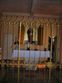 Le chœur de la chapelle renferme un nouvel autel, ainsi qu'un nouveau retable ; il remplace celui volé vers 1960, retrouvé puis exposé dans la chapelle.