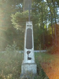 Une croix de chemin érigée sur le ban du village représente, sur le bas du fût et au-dessous d'une longue inscritpion gravée sur une plaque, l'Agneau pascal tenant l'oriflamme.