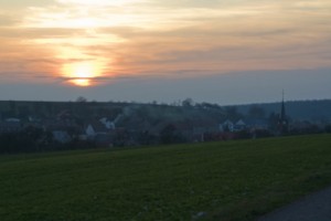 Le village d'Etting au crépuscule.
