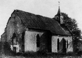 Photographie de l'abbé Pefferkorn, conservée aux archives départementales de la Moselle et présentant les vestiges de la chapelle Sainte-Marguerite d'Olferding au début du XXe siècle.