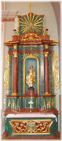 L'autel latéral droit, dédié à sainte Agathe de Catane, est commandé en 1776 au sculpteur Dominique Labroise, de Sarrebourg. Celui-ci réalise également la belle statue de la sainte, installée dans la niche centrale de l'autel et fortement mutilée en raison de la fragilité du matériau utilisé, le tilleul.