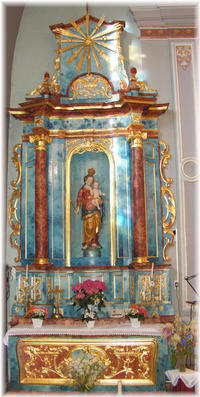 L'autel latéral gauche, dédié à la Très Sainte Vierge Marie, est réalisé par le sculpteur Jean Martersteck entre 1754 et 1758, de même que le maître-autel.