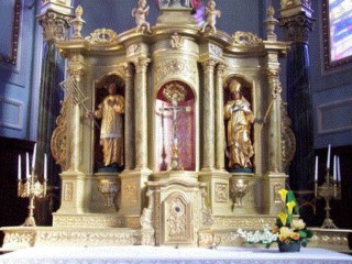 Le retable du maître-autel de l'église Saint-Didier de Gros-Réderching, de même que l'autel latéral gauche, est exécuté par Jean Martersteck.
