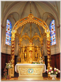 Le maître-autel, œuvre du sculpteur Jean Martersteck, réalisé entre 1754 et 1758. Surmonté depuis la fin du XIXe siècle ou le début du XXe siècle par un baldaquin, il s'agit d'un autel galbé en élévation supportant un tabernacle.