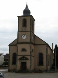 La façade de l'église paroissiale Saint-Floriant.