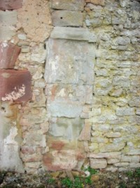 Un autel à Junon et deux bas-reliefs gallo-romains découverts dans l'écart et partiellement remployés dans la chapelle témoignent de l'ancienneté du site.