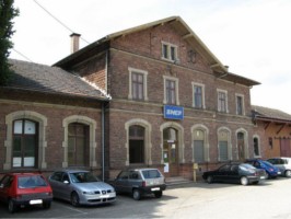 La gare de Kalhausen, construite à l'extérieur du village, est située sur la ligne Sarreguemines-Strasbourg.