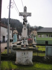 Un calvaire monumental se situe au centre du village de Lambach et présente les statues en ronde-bosse de la Sainte Vierge et de saint Jean, au pied de la croix.
