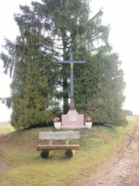Sur les hauteurs du Bitscherberg, entre Lambach et Reyersviller, une croix de chemin est appelée croix Lauer ou Lauers Kritz.