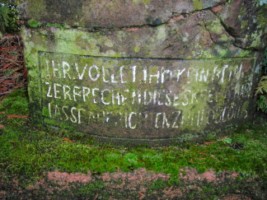 Une inscription figure sur la pierre située derrière la croix Lauer.