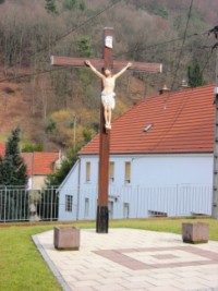 L croix de mission érigée devant l'église paroissiale de Lambach.
