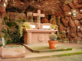 L'autel de la grotte de Lourdes.
