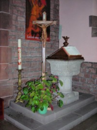 Les fonts baptismaux ont été placés à l'emplacement de l'ancien autel latéral droit.