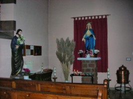 Les statues de saint Joseph et de la Sainte Vierge se situent dans le bas-côté gauche de l'édifice.