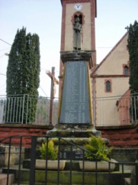 Le monument aux morts de la commune de Lambach se situe au pied de l'église paroissiale.
