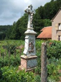 Près du Montbronner Muehle, la croix Rimlinger est élevée en 1910 et, selon la coutume, est peinte en blanc.