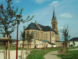 Le chevet de la belle église Saint-Georges (photographie de la com. de com. du pays du verre et du cristal).
