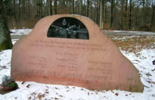 Dans les bois du Kusterwald, une stèle est installée pour se souvenir de l'accident mortel de sept aviateurs australiens en cet endroit le 28 juillet 1944.