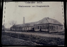 La fabrique des frères Bach au Meyerhof, confectionnant des couronnes mortuaires et des bougies.