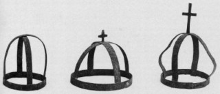 Les couronnes de la chapelle d'Altkirche (photographie issue de M.-F. Jacops, J. Guillaume, D. Hemmert, Le Pays de Bitche (Moselle), Metz, Éditions Serpenoise, 1990, 135 p.).