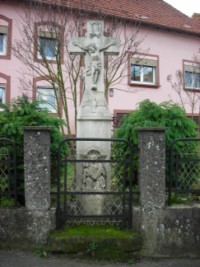 Une croix monumentale est érigée dans la rue d'Alsace à Rahling.