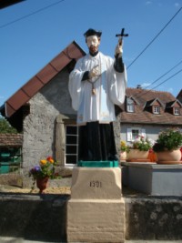 Une statue de saint Jean Népomucène (ou Nepomuk en allemand) est érigée en bordure de la rue d'Alsace à Rahling, sur le pont enjambant le ruisseau.