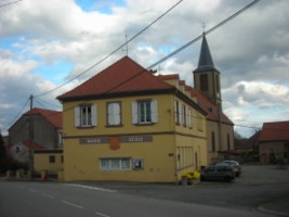 Le bâtiment de la mairie-école et l'église Saint-Christophe de Rahling.
