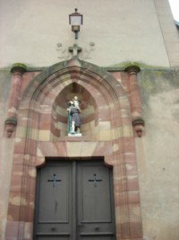 Une statue de saint Christophe surplombe la porte de l'église de Rahling.